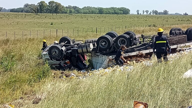 Intensa labor de bomberos para rescatar una persona tras el vuelco de un camión