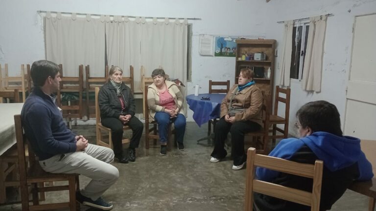 Vecinos del barrio Jacobo Berra en reunión con el ejecutivo