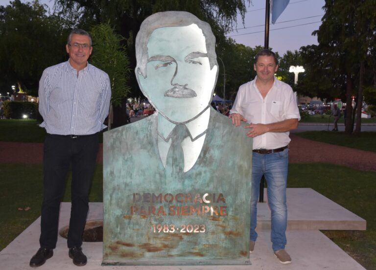Rauch: A 40 años del regreso de la democracia, inauguran un Monumento con la imagen de Raúl Alfonsín