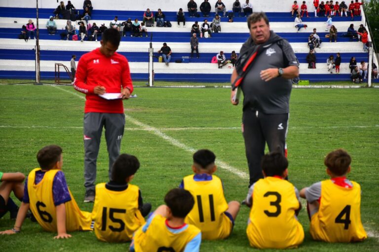 Estudiantes de La Plata realiza prueba regional de jugadores