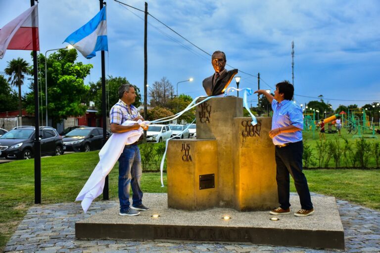 Reconocimiento al ex-presidente Raúl Alfonsin en los 40 años de democracia