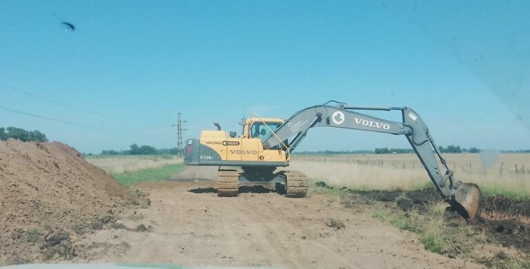 Tareas de alteo en camino La Cornelina