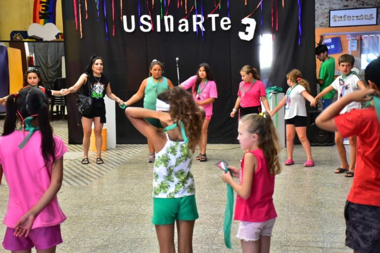 Más de 160 niños iniciaron la colonia artística de vacaciones