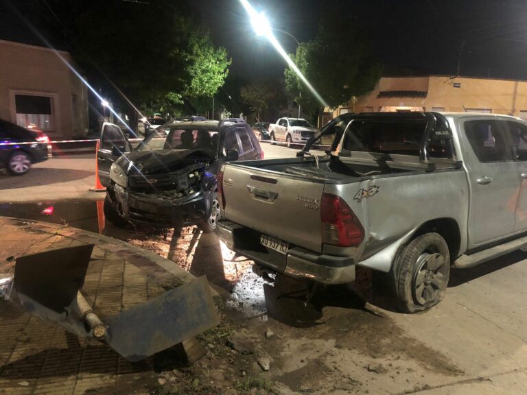 Colisionan dos camionetas en Rivadavia y A del Valle