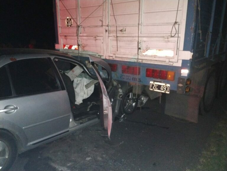 En ruta 30: un vehículo se incrustó contra el acoplado de un camión