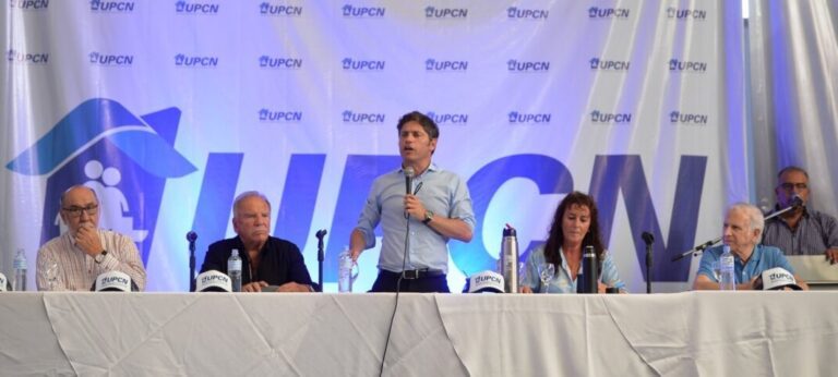 Kicillof otorga un aumento de 25% por decreto a estatales y docentes en enero