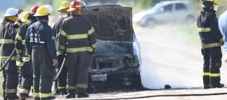 Fuego en un vehículo en Italia y Bavio