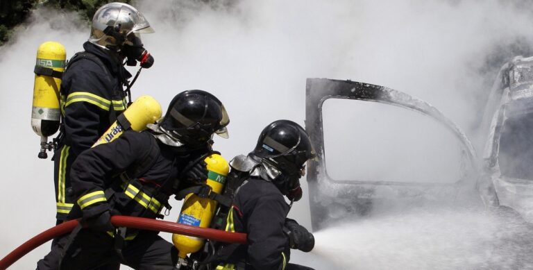 Toma fuego un vehículo en camino del Comercio