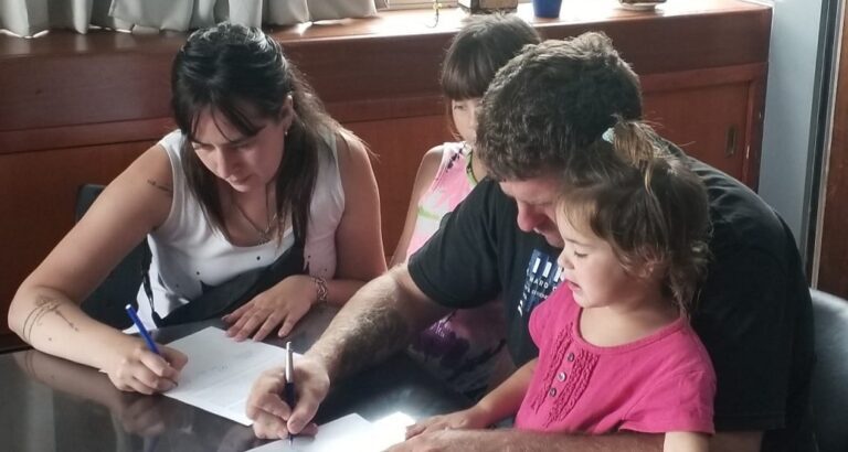 Familias de Udaquiola firmaron adjudicaciones de terrenos