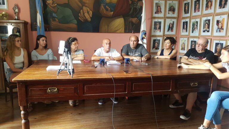 La conferencia de prensa en la Asociación Civil: Damas Gratis es el primer anuncio