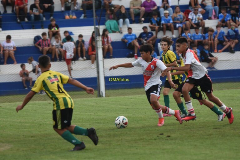 Fútbol, el torneo de Atlético: La lluvia no cesa y crea incertidumbre