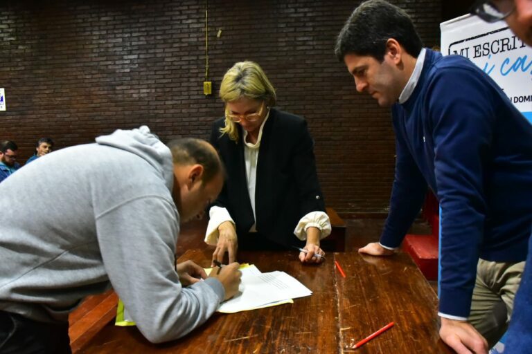 42 familias firmaron su escritura