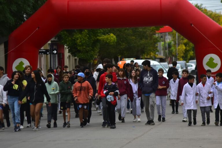 Frente al Municipio: Se realizó la 10 caminata por la salud