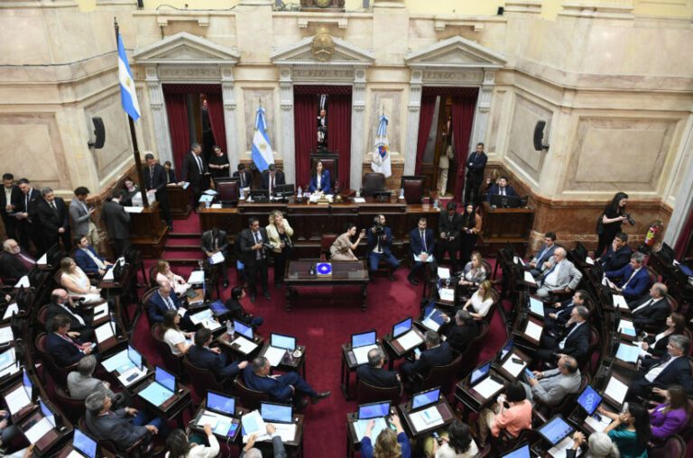 ¿Cómo pactaron los senadores aumentarse los sueldos?