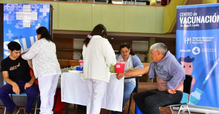 Posta de vacunación en el hall de la Municipalidad