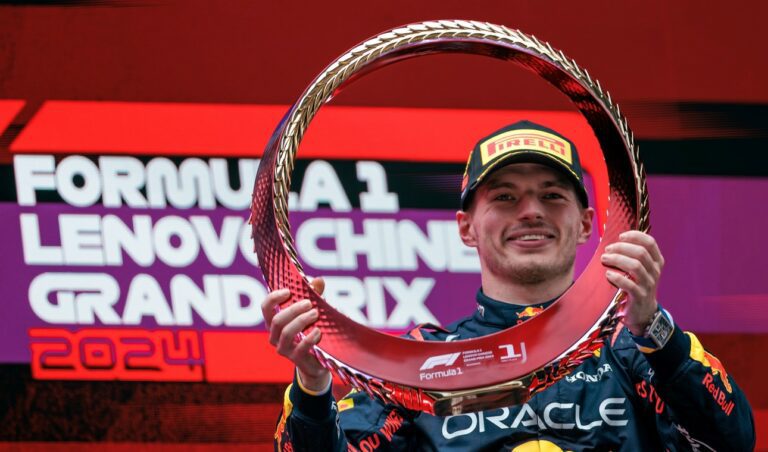 El neerlandés de Red Bull ganó por primera vez en Shanghai. Norris y Pérez escoltas.