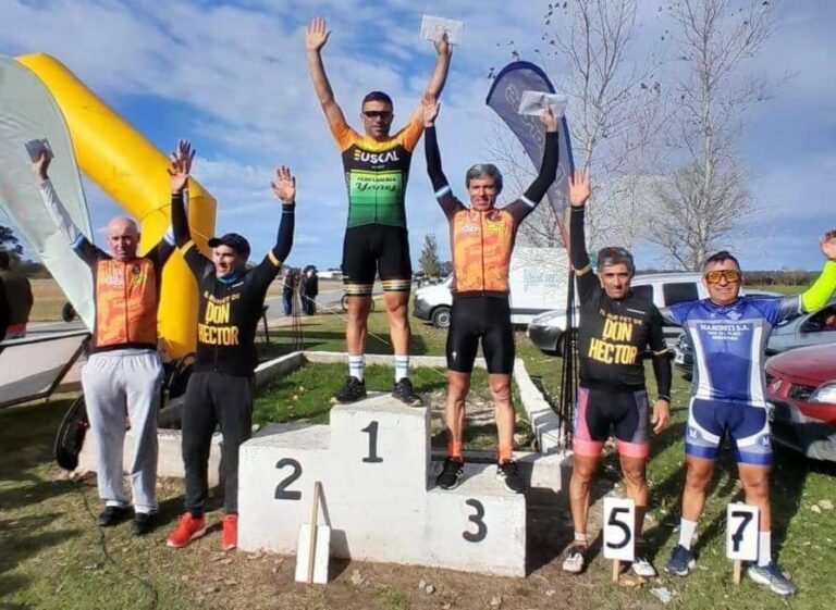 Ciclismo en Las Flores con presencia de locales