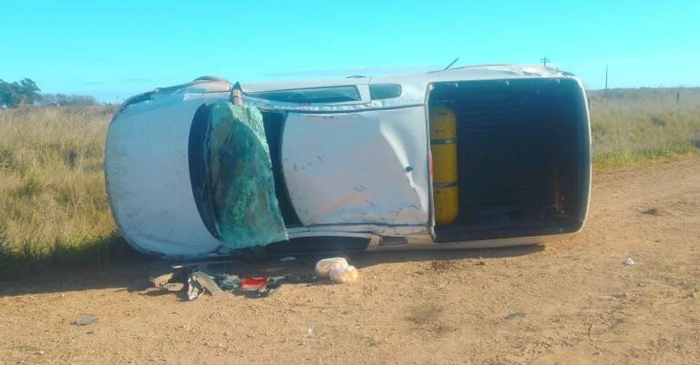 Un hombre con heridas leves tras volcar a bordo de su camioneta