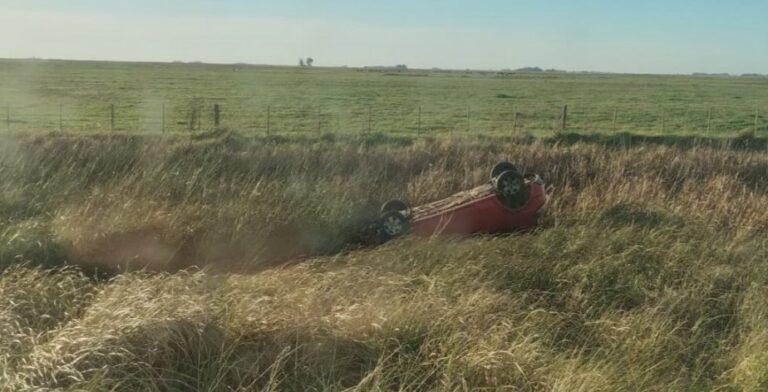 Dos mujeres con lesiones leves, luego de volcar con su auto en Ruta 60
