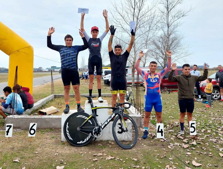 Ciclismo en Las Flores: Lucas Jaime se adelantó entre los Mayores y Menores de 40