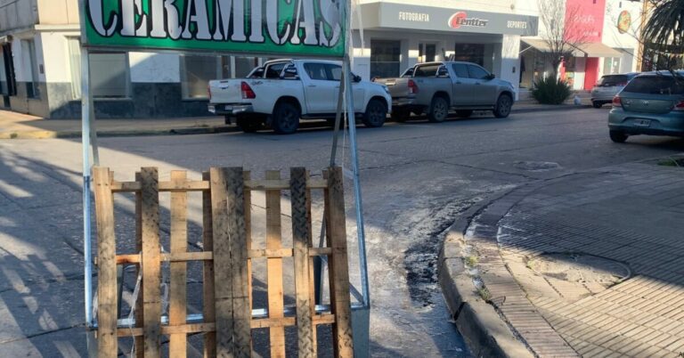 Mujer se accidenta en su moto y es trasladada al hospital