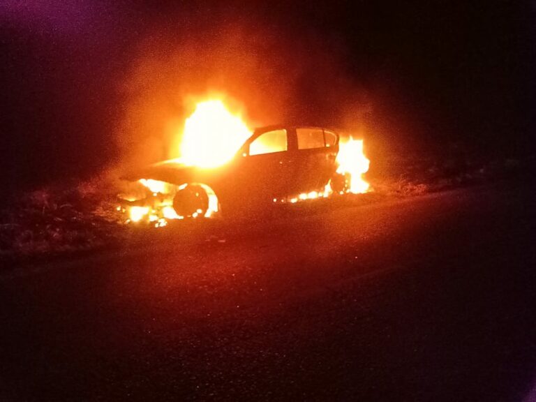 Un vehículo se incendió en Ruta 30. El conductor de Rauch, ileso