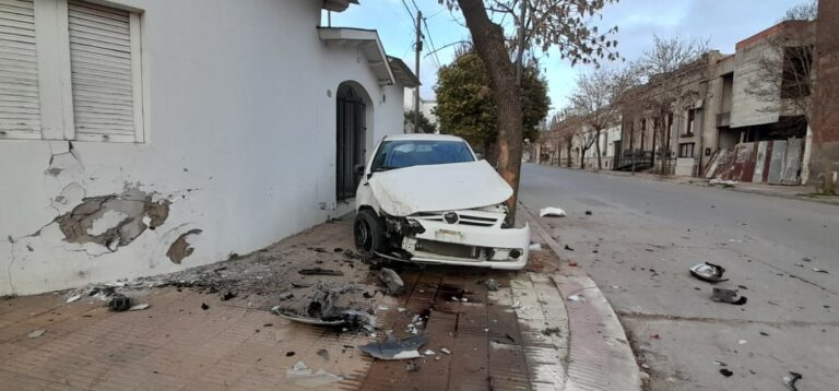 Que palo !!!! Fuerte impacto de un auto contra una vivienda
