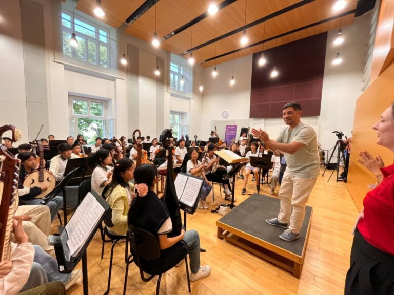Una historia de ensueño: el músico y docente Gustavo Moreno es uno de los tres mejores directores de orquesta del mundo
