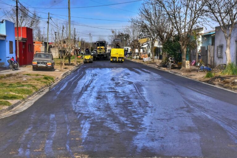 Pavimento asfáltico en barrio Villa Aurora