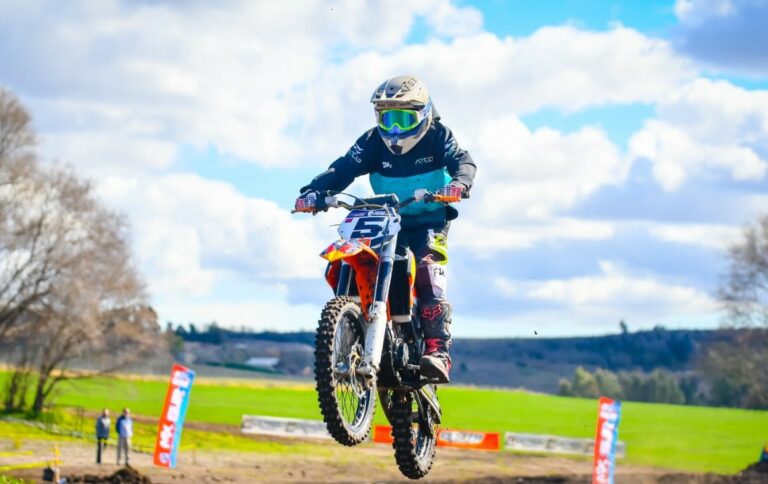 Motocross en Sierras Bayas: Indio Pereyra aceleró para mantener la punta en el torneo MX del Sur