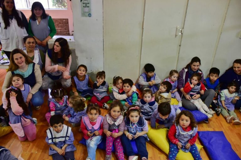 Visita de la comunidad educativa del Jardín de Infantes 901