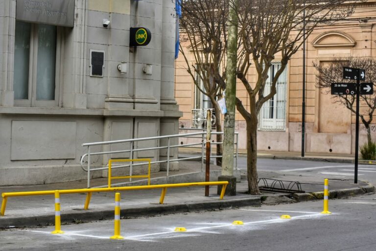 Demarcación de lugares reservados de estacionamiento para motos y personas y personas con movilidad reducida