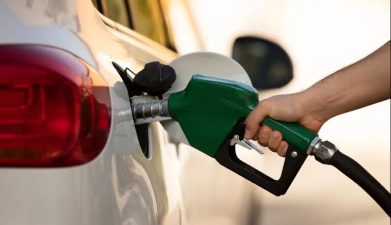 Los precios de los combustibles bajan un 3% a partir del lunes