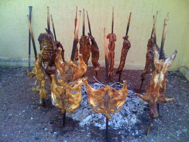 Venta de pollos y chorizos de Cacique Negro