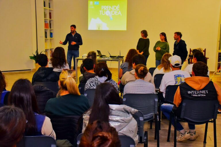 «Prende tu idea» se presentó a los establecimientos de nivel secundario