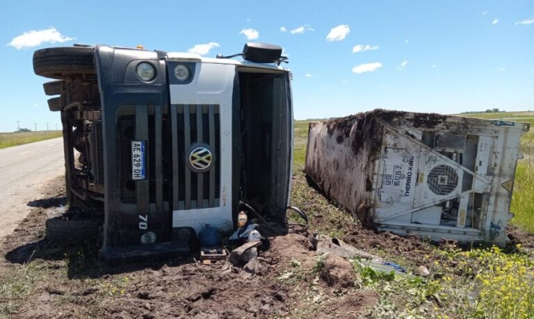 Un camión cargado de bananas volcó en la Ruta 50, dirección Rauch