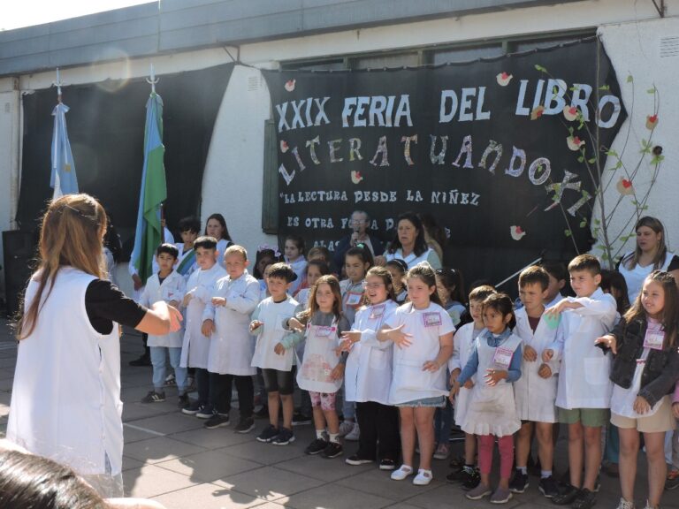 Literaturando- Feria del Libro en la EP N° 6