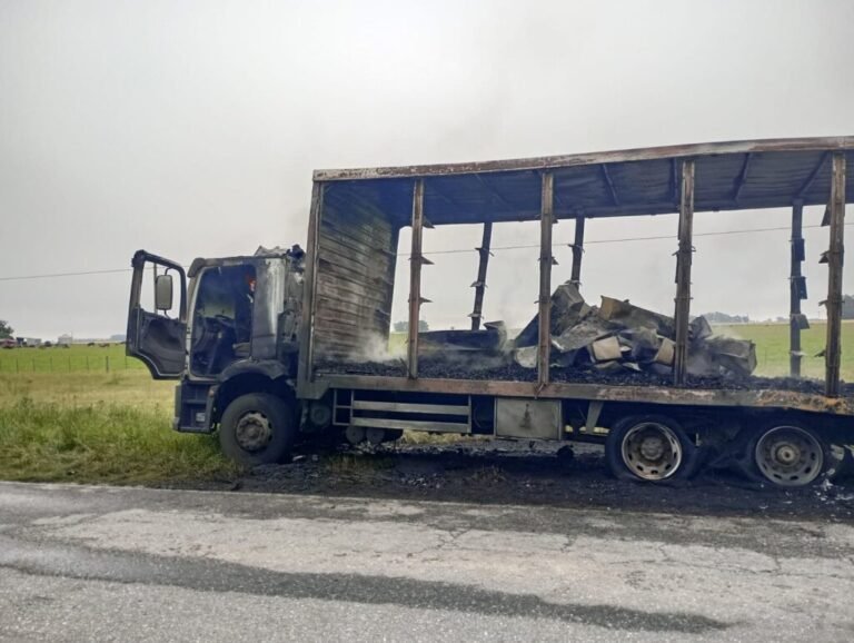 Un camión que transportaba ataúdes se incendió en Lobería