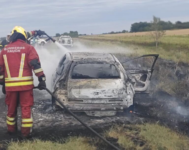 Se incendió un vehículo en la Ruta 60, entre Rauch y Azul