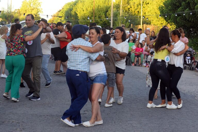 Barrio La Feria tambien se sumó al Veni a Bailar