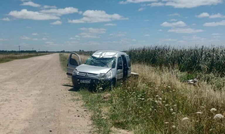 Un vehículo con tres ocupantes a bordo, despistó y volcó camino a Casalins