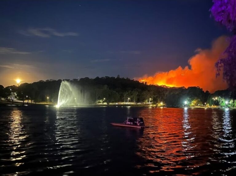 Incendio en Tandil: Durante la madrugada, dotaciones de bomberos continuaban trabajando en el Cerro de la Cruz