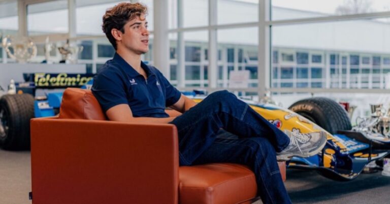 Colapinto visitó la sede de Alpine por primera vez