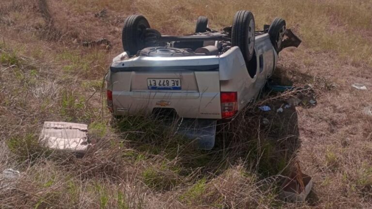 Una camioneta volcó en la ruta 226
