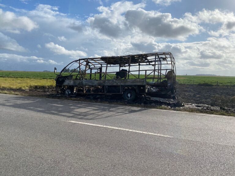 Llamado de bomberos: Utilitario destruido por el fuego