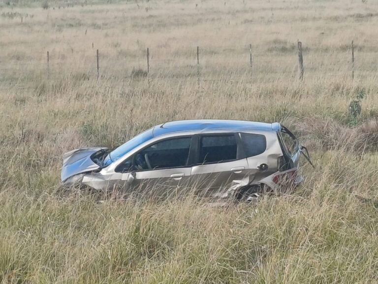 Accidente en Ruta 50: un vehículo despistó y volcó