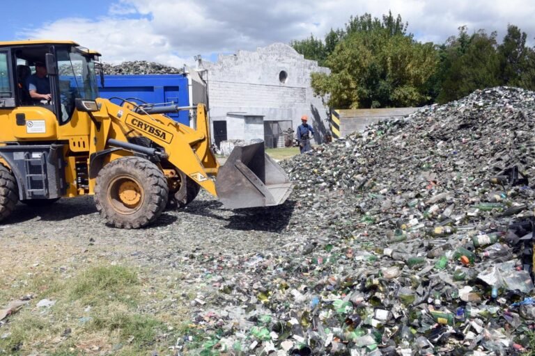 Carga de vidrio en el Complejo Ambiental Municipal