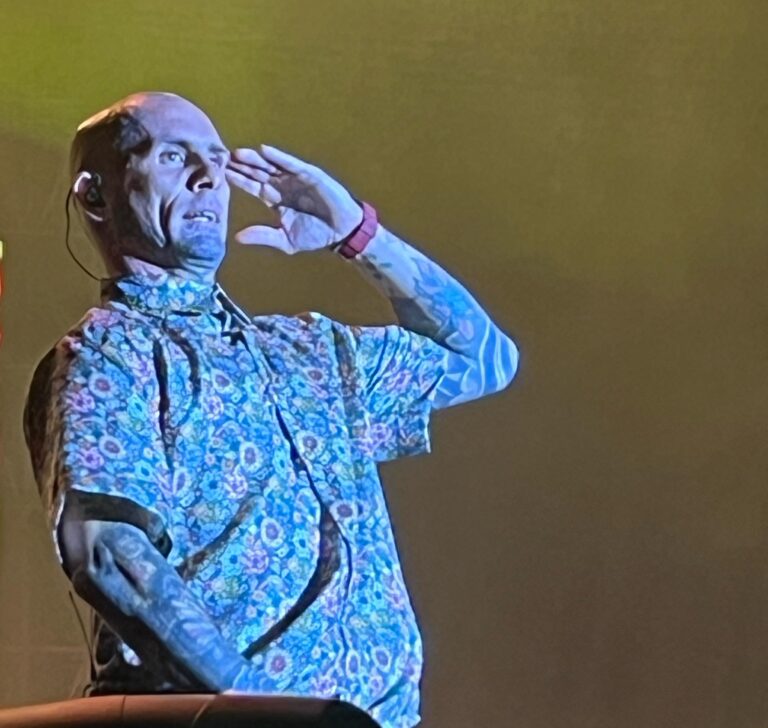 Ke Personajes deleitó en un Patio de Tierra repleto