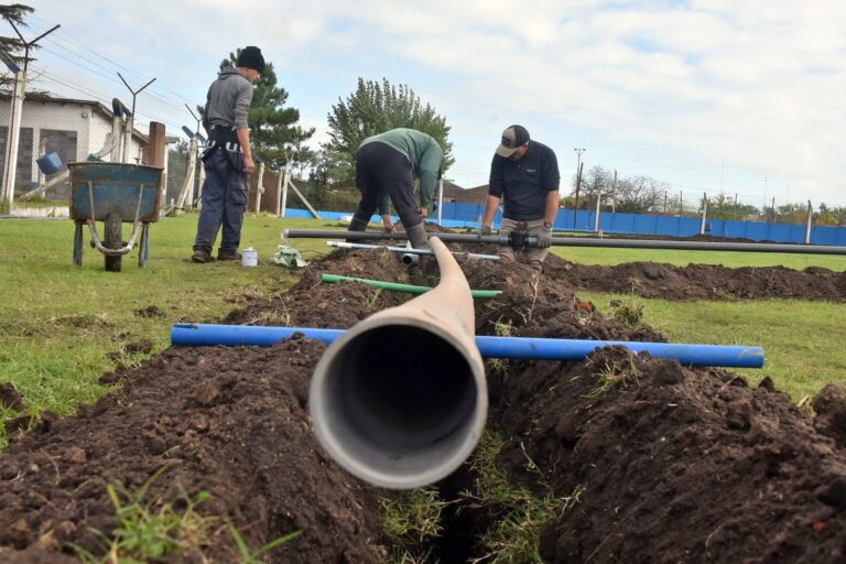 Nueva etapa de la obra de riego en el estadio Municipal