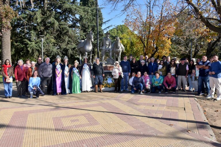 Pequeño acto y ofrenda floral al pié del monumento de Gato y Mancha